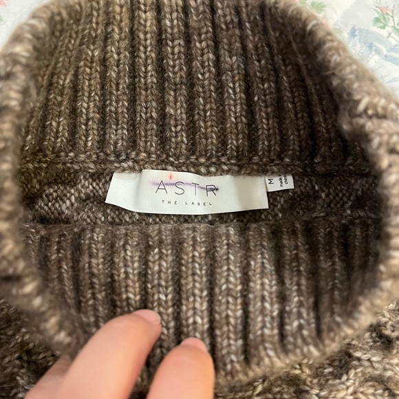 ASTR Cable-Knit Crop Sweater Shrug size Medium - Picture 5 of 8